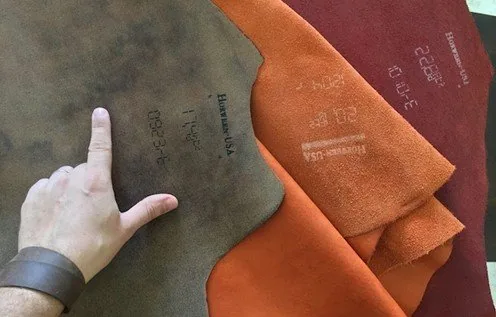 Три куска кожи Horween с клеймами производителя, ладонь указывает на маркировку